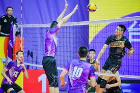 湖人逆转取胜！詹姆斯30+8创纪录，勇士弃将失误多，东契奇末节建功